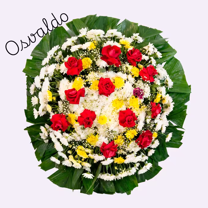 Coroa circular de crisântemos brancos e amarelos com rosas vermelhas espalhadas, sobre um leque de folhas verdes de palmeira.